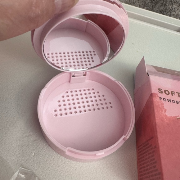 Mally soft as silk powder foundation - Picture 5 of 7